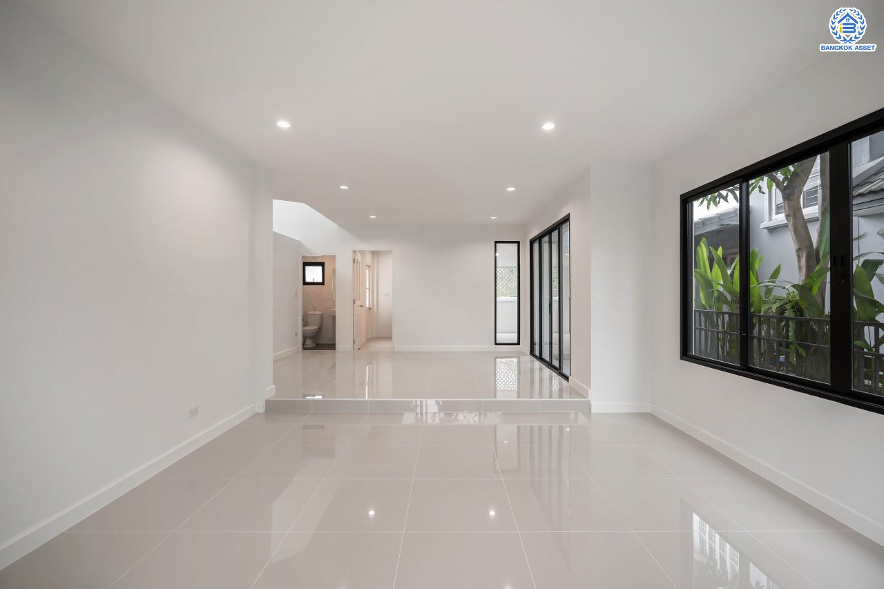 บ้านมือสองตกแต่งใหม่ แบรนด์ LH โครงการ ชัยพฤกษ์ บางบัวทอง หลังใหญ่ วิวสวนสาธารณะ เนื้อที่ 55.5 ตร.ว. ฟังก์ชัน 3 ห้องนอน 3 ห้องน้ำ 1 ห้องแม่บ้าน จอดรถได้ 1 คัน พร้อม Facilities ครบครัน บนทำเลเดินทางสะดวก ติดถนนบางกรวย-ไทรน้อย ใกล้เซ็นทรัลเวสต์เกต และรถไฟฟ้าสายสีม่วง "สถานีบางพลู"